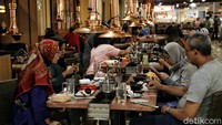 Menurut keteranga pengelola pengunjung mal Artha Gading saat PPKM level 1 pada weekdays mencapai 30 ribu - 35 ribu pengunjung.