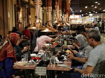 Diskon Sampai 80%, Mal Jakarta Ramai di Akhir Tahun, Restoran Penuh