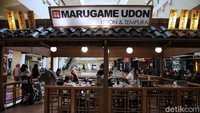 Pantauan di lapangan, pengunjung terlihat senang saat menikmati makanan.