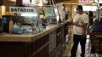 Sejumlah pengunjung menikmati makanan di foodcourt dan restoran kawasan Mal Artha Gading, Jakarta Utara, Sabtu (6/11).