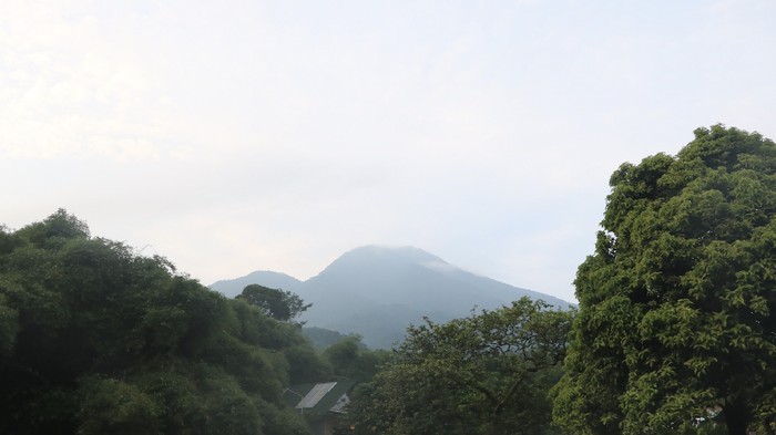 Pemandangan Gunung Salak dari sebuah villa di Sukajadi, Bogor