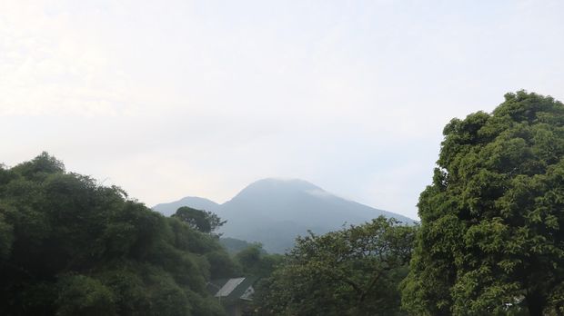 Pemandangan Gunung Salak dari sebuah villa di Sukajadi, Bogor