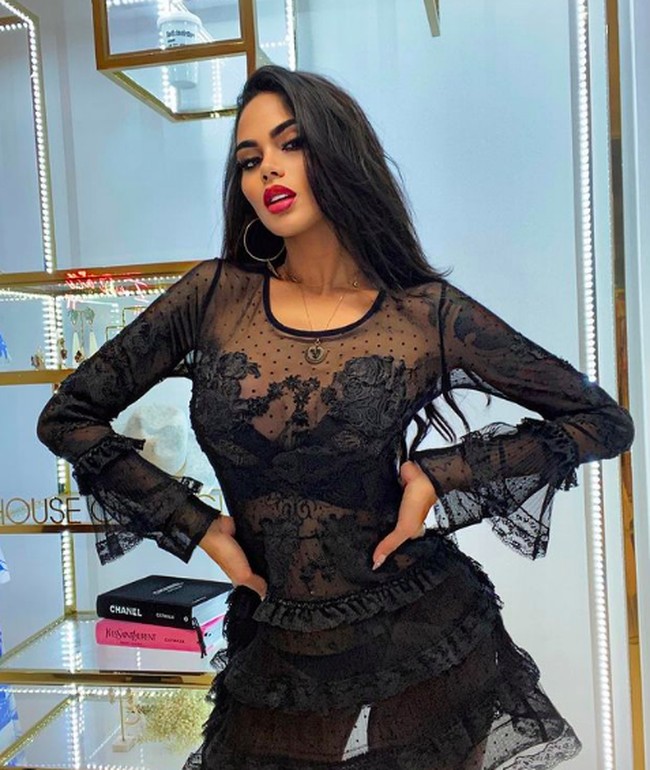 Iasmin Santos namanya sempat jadi viral setelah mengatakan bahwa dia melakukan 50 kali operasi plastik. Foto: dok. Instagram