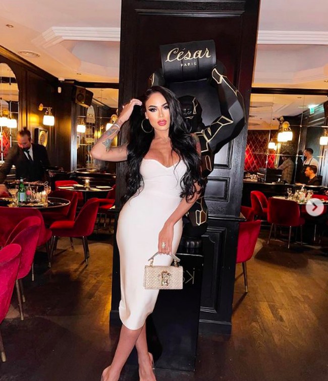 Dalam Instagramnya, Iasmin mengungkapkan bahwa dia kini tak mau bercinta karena kondom bukanlah produk vegan. Wanita yang menganut hidup ramah lingkungan tersebut pun lebih memilih untuk menahan gairahnya. Foto: dok. Instagram