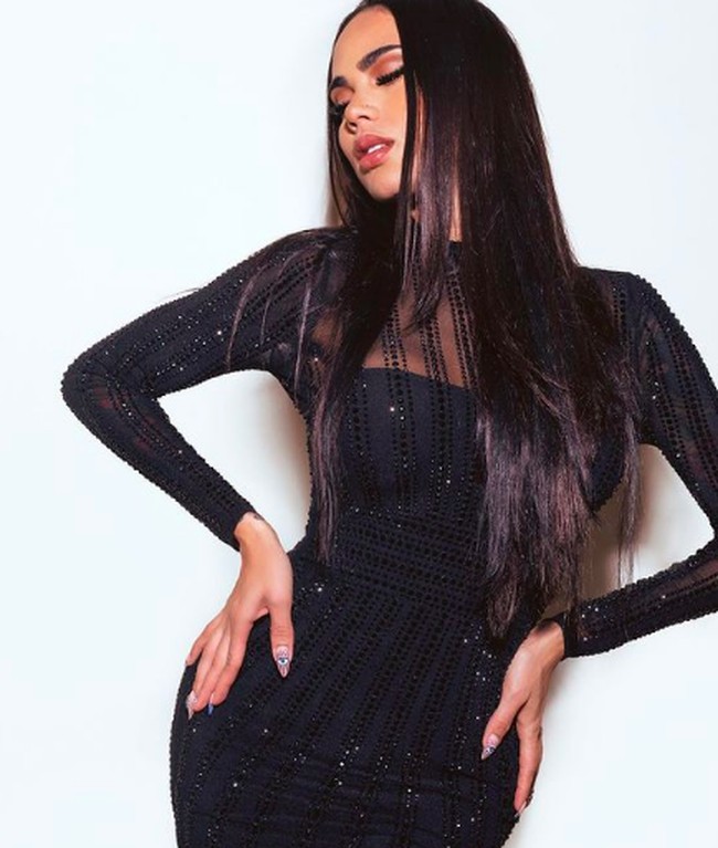 Operasi plastik pertama Iasmin adalah implan payudara. Sejak saat itu, dia telah melakukan tiga kali operasi payudara. Wanita 28 tahun itu juga melakukan berbagai rekonstruksi di wajahnya. Dengan berbagai prosedur di wajahnya, Iasmin menyebut matanya seperti rubah. Foto: dok. Instagram