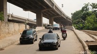 Pengendara dari arah Bekasi menuju Jakarta kini sudah bisa melewati jembatan tersebut yang berada disisi selatan Kalimalang.