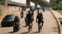 Dengan adanya jembatan ini lalu lintas dari Bekasi ke Arah Jakarta semakin lancar.