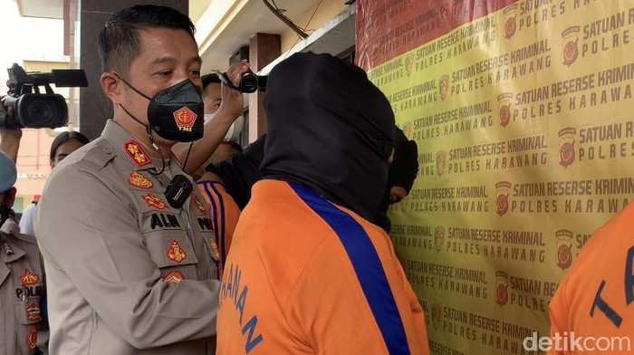 Istri otaki pembunuhan bos rumah makan di Karawang.