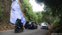 Namun kendaraan yang boleh melintasi jalur tersebut hanya kendaraan kecil. Sementara bus dan truk dilarang melintas.