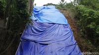 BPBD Bandung Barat sendiri mengungkapkan jika di lokasi tersebut masih berpotensi terjadi longsor susulan. Sehingga jalan bakal ditutup jika hujan deras mengguyur.