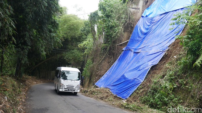 Jalan Kolonel Masturi arah Lembang, Kabupaten Bandung Barat, yang sebelumnya diterjang longsor pada Selasa (2/11/2021) mulai ramai dilintasi kendaraan.