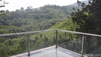 Tidak ada petugas khusus yang menjaga di jembatan, jadi pengunjung villa harus secara mandiri menjaga diri masing-masing. Cuma memang kalau cuaca lagi kurang bagus, biasanya jembatan kaca ini ditutup. 