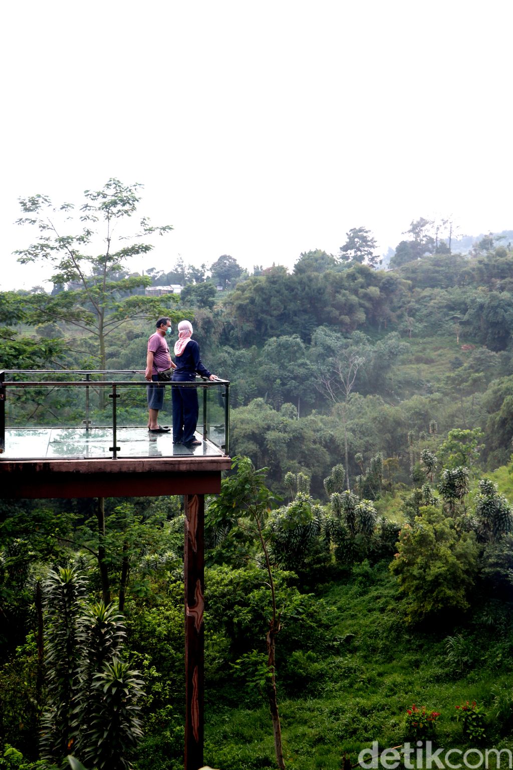Jembatan Kaca di Villa Kebunsu, Bogor