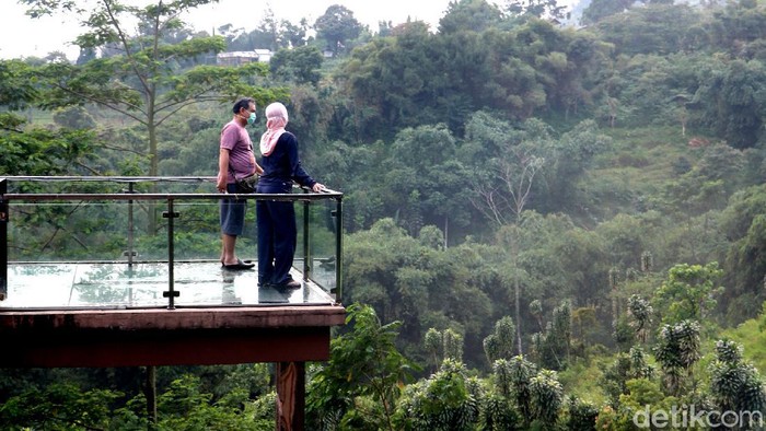 Jembatan Kaca di Villa Kebunsu, Bogor