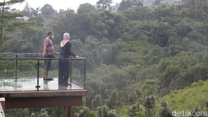 Jembatan Kaca di Villa Kebunsu, Bogor