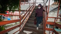 JPO tersebut rusak dan berlubang serta belum mendapatkan perhatian dari pemerintah setempat.