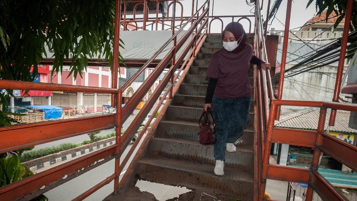 Kondisi Jembatan Penyeberangan Orang (JPO) yang berlubang di Kota Cilegon, Banten, Sabtu (6/11/2021). JPO tersebut rusak dan berlubang serta belum mendapatkan perhatian dari pemerintah setempat. ANTARA FOTO/Muhammad Bagus Khoirunas/wsj.