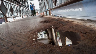 JPO di Cilegon Rusak Parah hingga Berlubang