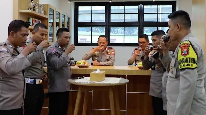 Kabaharkam Polri Komjen Arief Sulistyanto meracikkan kopi hitam untuk 12 Bhabinkamtibmas berprestasi.