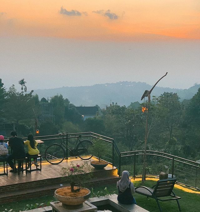 Kawasan Sentul, Bogor menjadi destinasi favorit warga Ibukota untuk melepas penat. Kini mulai banyak bermunculan kafe dengan panorama alam yang viral.