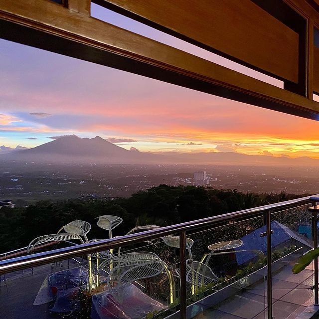 Kawasan Sentul, Bogor menjadi destinasi favorit warga Ibukota untuk melepas penat. Kini mulai banyak bermunculan kafe dengan panorama alam yang viral.