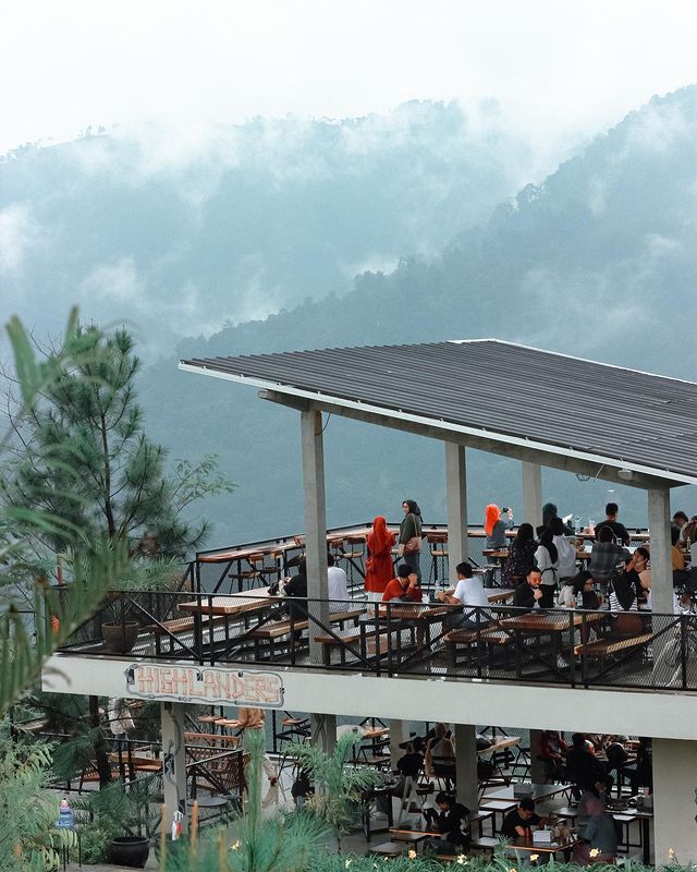 Kawasan Sentul, Bogor menjadi destinasi favorit warga Ibukota untuk melepas penat. Kini mulai banyak bermunculan kafe dengan panorama alam yang viral.
