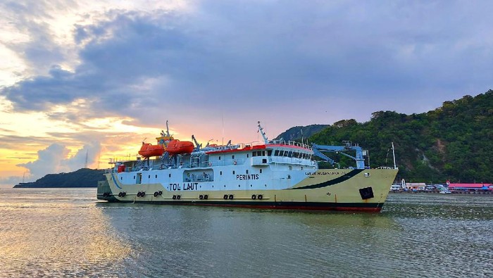 Kapal Motor (KM) Sabuk Nusantara 76 yang melayani pelayaran Gorontalo-Ternate pergi pulang (PP).