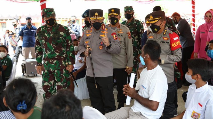 Kapolri Jenderal Listyo Sigit Prabowo dan Panglima TNI Marsekal Hadi Tjahjanto meninjau vaksinasi di Labuan Bajo, NTT