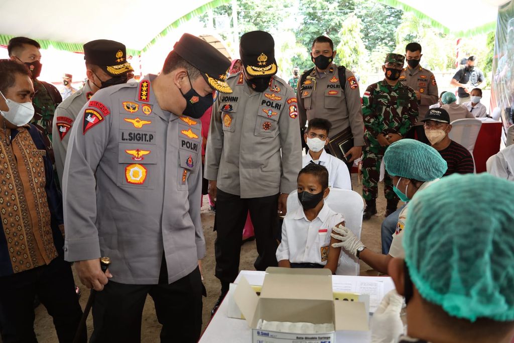 Kapolri Jenderal Listyo Sigit Prabowo dan Panglima TNI Marsekal Hadi Tjahjanto meninjau vaksinasi di Labuan Bajo, NTT