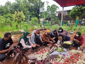 Keluarga Kembali Kunjungi Makam Vanessa Angel dan Suami