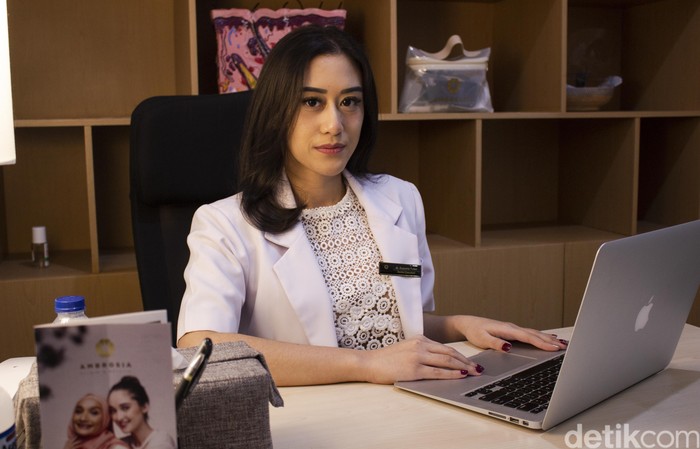 Kenalin dr Kusuma Puteri, Cucu Pendiri Mustika Ratu yang Pilih Jadi Dokter Sebagai cucu seorang pendiri bisnis kosmetika legendaris, dr Kusuma Puteri punya pandangan sendiri soal kecantikan. Sekaligus jadi motivasi untuk jadi dokter.