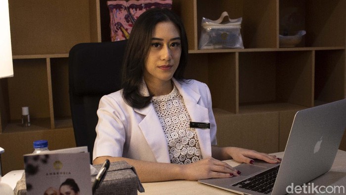 Kenalin dr Kusuma Puteri, Cucu Pendiri Mustika Ratu yang Pilih Jadi Dokter Sebagai cucu seorang pendiri bisnis kosmetika legendaris, dr Kusuma Puteri punya pandangan sendiri soal kecantikan. Sekaligus jadi motivasi untuk jadi dokter.