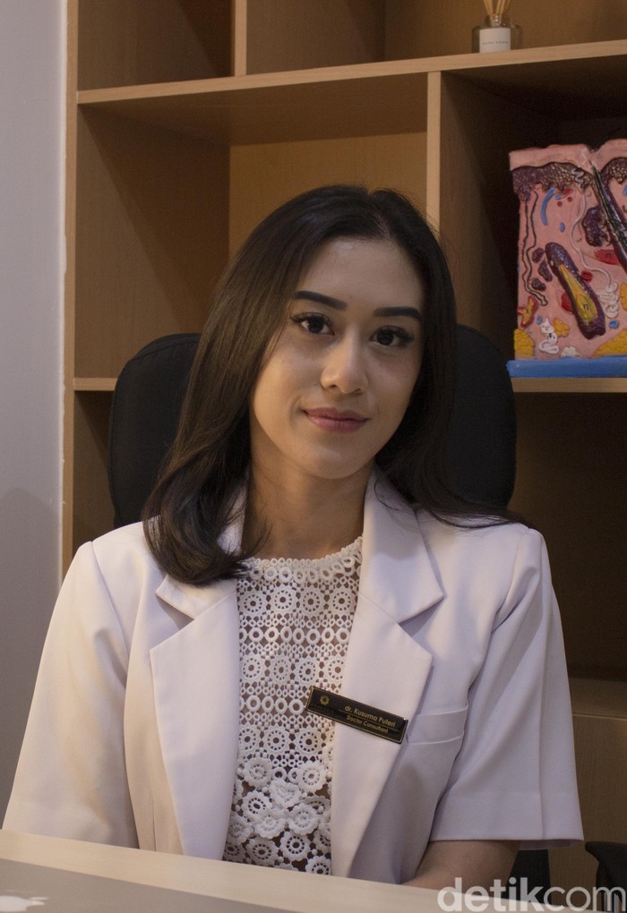 Kenalin dr Kusuma Puteri, Cucu Pendiri Mustika Ratu yang Pilih Jadi Dokter Sebagai cucu seorang pendiri bisnis kosmetika legendaris, dr Kusuma Puteri punya pandangan sendiri soal kecantikan. Sekaligus jadi motivasi untuk jadi dokter.