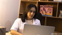 Berpraktik di Ambrosia Klinik dan Estetik, dr Kusuma Puteri adalah cucu dari Mooryati Soedibyo, pendiri bisnis kosmetik Mustika Ratu. (Foto: Vidya Anindhita/detikHealth)