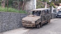 Beberapa mobil masih dengan bentuk aslinya namun mengalami kerusakan parah.