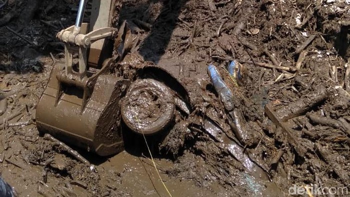 Kendaraan Ringsek Ini Jadi Bukti Dahsyatnya Banjir Bandang di Kota Batu Banjir bandang di Kota Batu merusak puluhan rumah juga ratusan ternak warga. Selain itu, air bah bercampur lumpur juga merusak kendaraan.