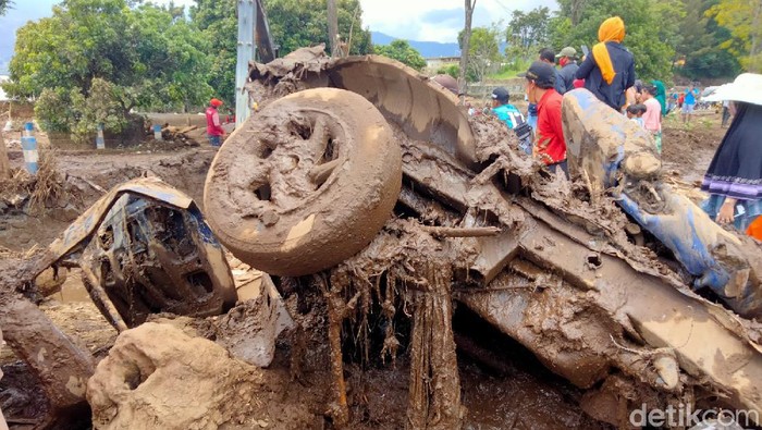 Banjir bandang di Kota Batu merusak puluhan rumah juga ratusan ternak warga. Selain itu, air bah bercampur lumpur juga merusak kendaraan.