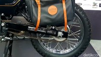 Kustom kit ini juga berupa aksesori side bag, jok, dan juga fender belakang. Tak ketinggalan cover shock dan juga ban offroad. Foto: Ridwan Arifin
