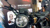 Motor ini bergaya scrambler tracker dengan tetap mempertahankan sasis asli. Pun pada bagian headlight tetap sama, hanya berubah pada bracket. Sementara handlebar-nya dibuat handmade. Foto: Ridwan Arifin