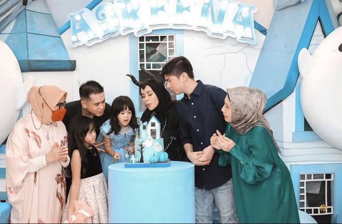 Meriahnya Pesta Ultah Putri Olla Ramlan dengan Cake Mewah Meriahnya Pesta Ultah Putri Olla Ramlan dengan Cake Mewah
