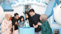 Pesta ulang tahun Adreena juga semakin meriah dengan kehadiran keluarga dan kerabat terdekat. Termasuk kehadiran sang ayah, Aufar Hutapea.  Foto: Instagram @ollaramlan