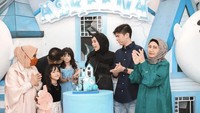 Kompak banget! Begini potret seru Olla dan keluarga saat mengucapkan selamat ulang tahun ke Adreena lengkap dengan kejutan kue ulang tahun yang spesial. Foto: Instagram @ollaramlan