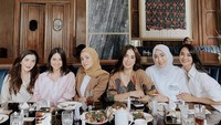 Akrab dengan teman sesama artis lainnya. Olla punya grup pertemanan yang kompak. Mulai dari Ashanty sampai Ussy semuanya diajak makan bareng oleh Olla. Foto: Instagram @ollaramlan