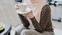  Tampil sederhana namun tetap cantik dan kece. Ini pose Olla saat tengah menikmati secangkir kopi hangat. Foto: Instagram @ollaramlan