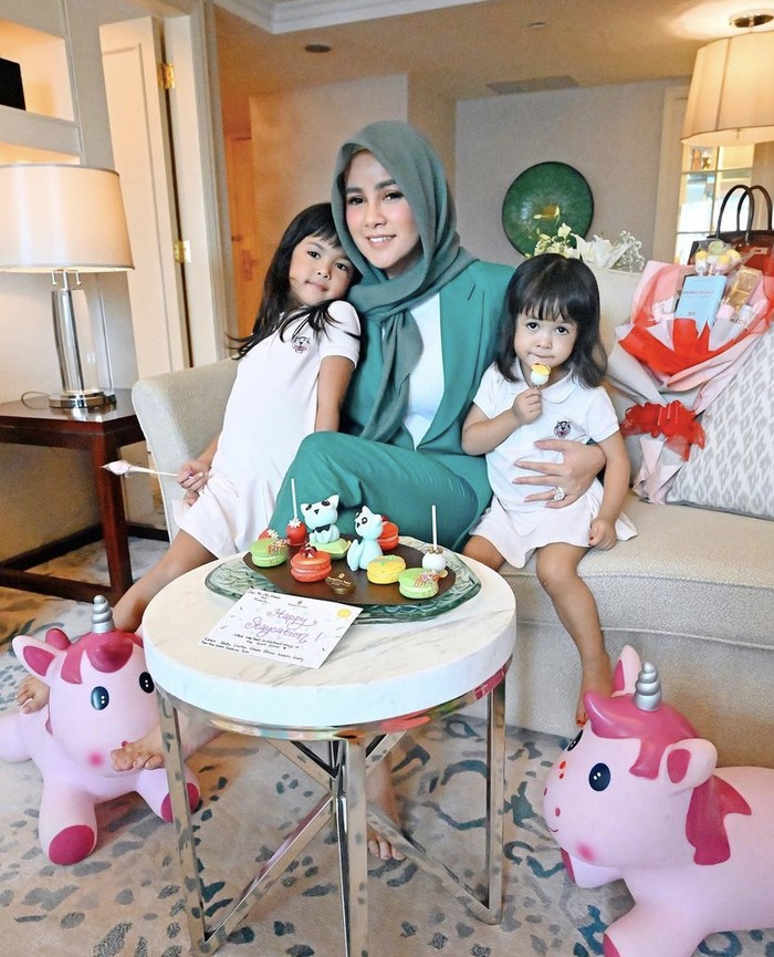 Meriahnya Pesta Ultah Putri Olla Ramlan dengan Cake Mewah Meriahnya Pesta Ultah Putri Olla Ramlan dengan Cake Mewah