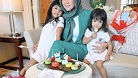 Terakhir ini momen manis Olla dan kedua putrinya saat bersantai sambil minum teh ketika staycation di salah satu hotel mewah di Jakarta. Foto: Instagram @ollaramlan