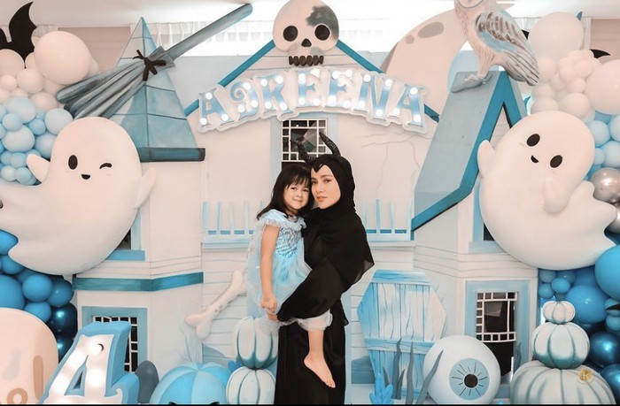 Meriahnya Pesta Ultah Putri Olla Ramlan dengan Cake Mewah Meriahnya Pesta Ultah Putri Olla Ramlan dengan Cake Mewah