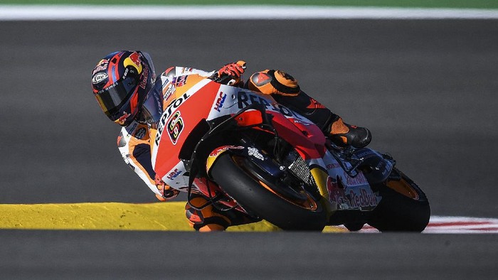Honda HRC German rider Stefan Bradl rides during the first MotoGP free practice session of the Portuguese Grand Prix at the Algarve International Circuit in Portimao on November 5, 2021. (Photo by PATRICIA DE MELO MOREIRA / AFP)