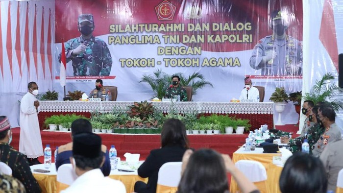 Panglima TNI Marsekal Hadi Tjahjanto bersama Kapolri Jenderal Listyo Sigit Prabowo menggelar dialog dengan tokoh lintas agama di Kabupaten Manggarai Barat, NTT.