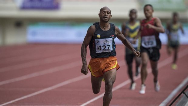 Pelari putra Papua Elopere (kanan), Pelari Jawa Tengah Nasrodin (tengah) dan Pelari NTT Leksi Kase berlari pada final 1500 meter putra klasifikasi T20 Peparnas Papua di Stadion Lukas Enembe, Kabupaten Jayapura, Papua, Sabtu (6/11/2021). Abraham Lopere menyumbang medali emas pertama Peparnas untuk Papua dengan catatan waktu 4 menit 22,63 detik, medali perak diraih Nasrodin dari Jawa Tengah dengan catatan waktu 4 menit 24,52 detik dan medali perunggu diraih Leksi Kase dari NTT dengan waktu 4 menit, 24,52 detik. ANTRA FOTO/Wahyu Putro A/nym.